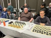 Jugadores de ajedrez amateur en un torneo