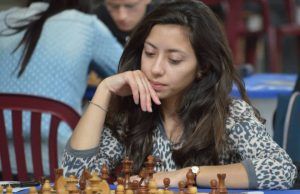 Damaris Abarca: entrevista a la nº 1 chilena Damaris Abarca González jugando al ajedrez