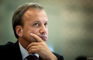 Terremoto institucional en la FIDE: Dvorkovich suspende sus funciones tras las sanciones de la UE y Anand asume la presidencia interina