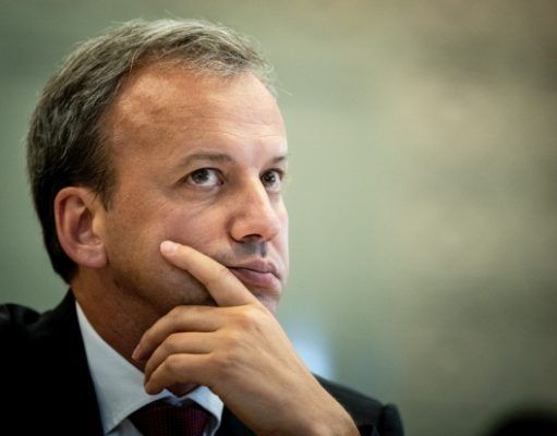 Terremoto institucional en la FIDE: Dvorkovich suspende sus funciones tras las sanciones de la UE y Anand asume la presidencia interina