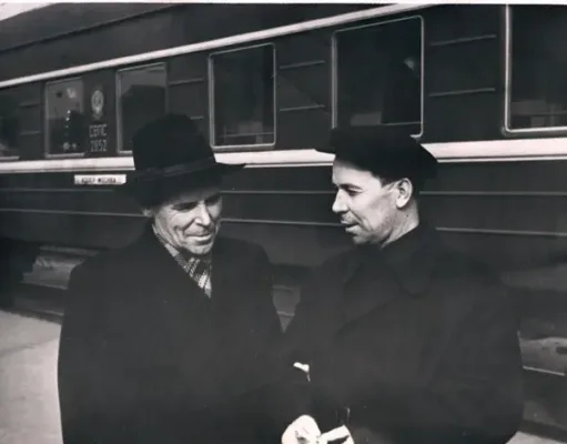 Rashid Nezhmetdinov (izquierda) con su hermano, Kavi Nadzhmi