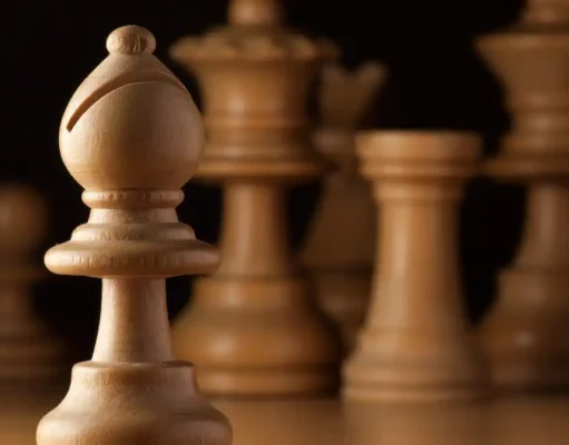 ¿Por qué el alfil tiene una ranura?