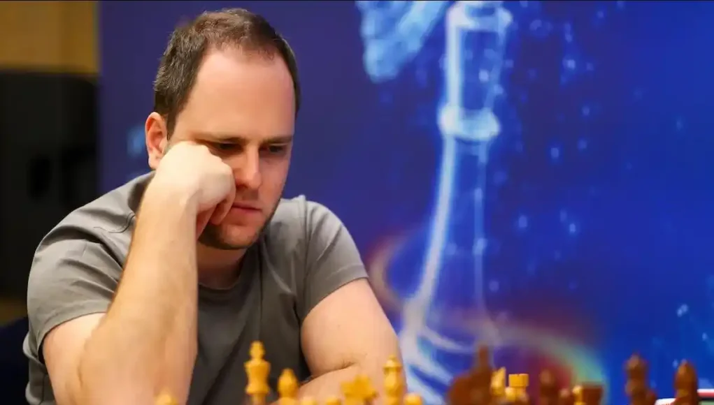 Daniil Yuffa pensando en una partida de ajedrez Daniil Yuffa