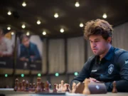 El mundo resiste 32 jugadas de Carlsen y fuerza las tablas en un duelo sin precedentes Magnus Carlsen jugando al ajedrez en Grenke