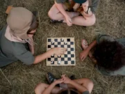 Reglas del ajedrez para niños: 9 tips sencillos para empezar a jugar Niño jugando con reglas del ajedrez