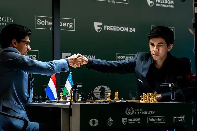 HISTÓRICO: Javokhir Sindarov se corona campeón del Candidatos a falta de una ronda 1